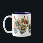 Caneca De Café Em Dois Tons Hanukkah Dreidel Mug<br><div class="desc">Dê a si mesmo ou ao melhor girador da sua vida um maravilhoso presente de inverno. Celebre o feriado de Chanucá com esses sonhos coloridos girando em uma brincadeira brincalhona.</div>