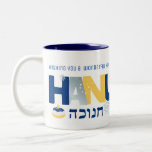 Caneca De Café Em Dois Tons HANUKKAH Menorah Dreidel Coffee Mug<br><div class="desc">Nosso Hanukkah saudando MUG com um sonho, menorah, rosquinha de gelatina e estrelas judaicas de David é uma maneira bela e divertida de desejar a família e amigos um Feliz Hanukkah em estilo. . Personalize com a sua saudação personalizada e torne-a verdadeiramente uma espécie de. Consultas: envie-nos uma mensagem de...</div>