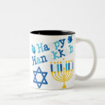 Caneca De Café Em Dois Tons Happy Hanukkah<br><div class="desc">Feliz texto de Hanukkah com uma menorah,  Estrela de David e dois sonhos. Sombras de azul,  branco e amarelo.</div>