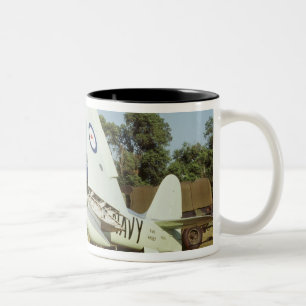 Caneca De Café Em Dois Tons Hawker Sea Fury na CAF, ala de Minnesota, no