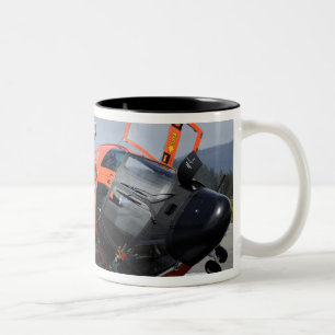Caneca De Café Em Dois Tons Helicóptero do golfinho MH-65 deixado de funciona