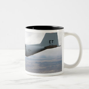 Caneca De Café Em Dois Tons Hércules C-130 voa pelo céu