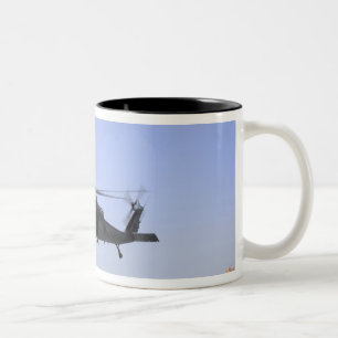 Caneca De Café Em Dois Tons HH-60G Pave Hawk decolando de Camp Bastio