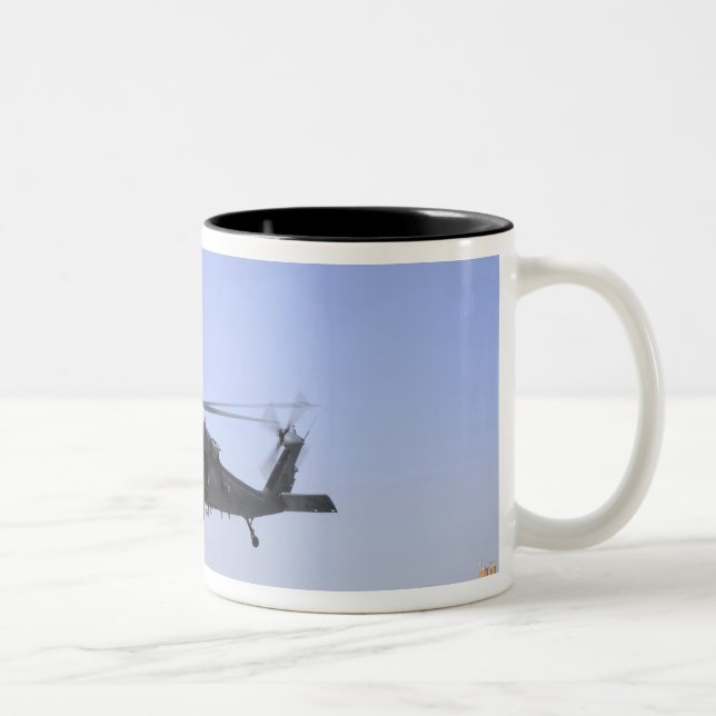 Caneca De Café Em Dois Tons HH-60G Pave Hawk decolando de Camp Bastio (Direita)