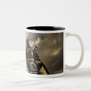Caneca De Café Em Dois Tons Homem asiático que veste a armadura e guardarar d