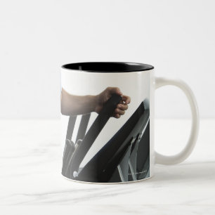 Caneca De Café Em Dois Tons Homem que exercita em Stairmaster