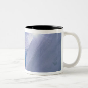 Caneca De Café Em Dois Tons Homem voando pelo ar em uma snowboard com
