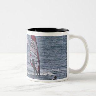 Caneca De Café Em Dois Tons Homens praticando windsurf