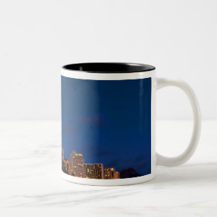 Caneca De Café Em Dois Tons Honolulu, Oahu, Havaí. Exposição noturna