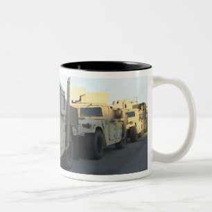 Caneca De Café Em Dois Tons Humvees senta-se no cais na cidade de Morehead