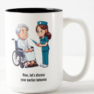 Caneca De Café Em Dois Tons Idoso aterrorizado enfrentando agulha gigante