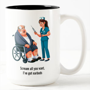 Caneca De Café Em Dois Tons Idoso aterrorizado enfrentando agulha gigante