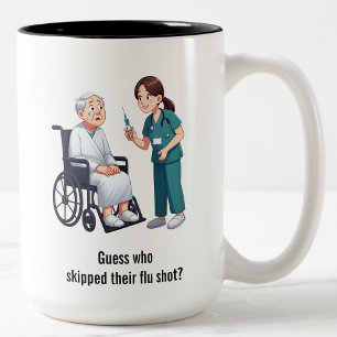 Caneca De Café Em Dois Tons Idoso aterrorizado enfrentando agulha gigante