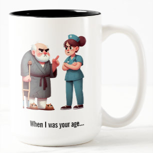 Caneca De Café Em Dois Tons Idosos Gritando numa Enfermeira Esgotada