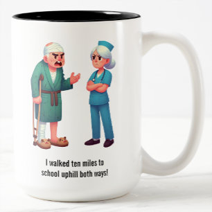 Caneca De Café Em Dois Tons Idosos Gritando numa Enfermeira Esgotada