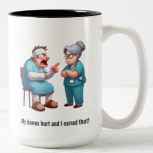 Caneca De Café Em Dois Tons Idosos Gritando numa Enfermeira Esgotada