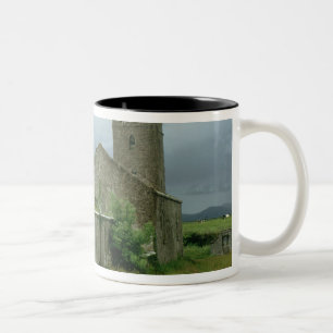 Caneca De Café Em Dois Tons Igreja e churchyard medievais