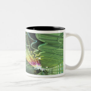 Caneca De Café Em Dois Tons Iluminação neon no corredor do aeroporto de O'ha