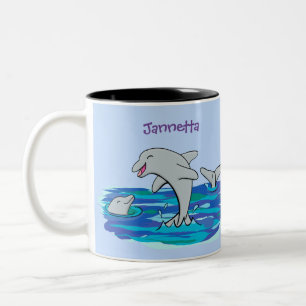 Caneca De Café Em Dois Tons Ilustração de desenho animado de golfinhos alegres