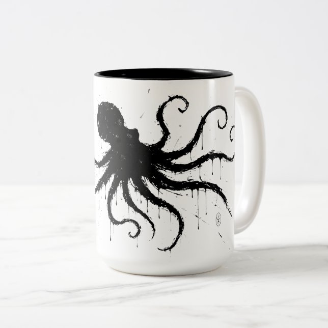 Caneca De Café Em Dois Tons Ilustração Orkney Dark Ink – Polvo Agarrando (Frente Esquerda)