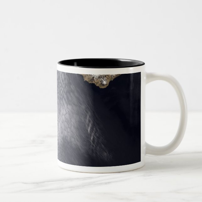 Caneca De Café Em Dois Tons Imagem por satélite da ilha Semisopochnoi (Direita)
