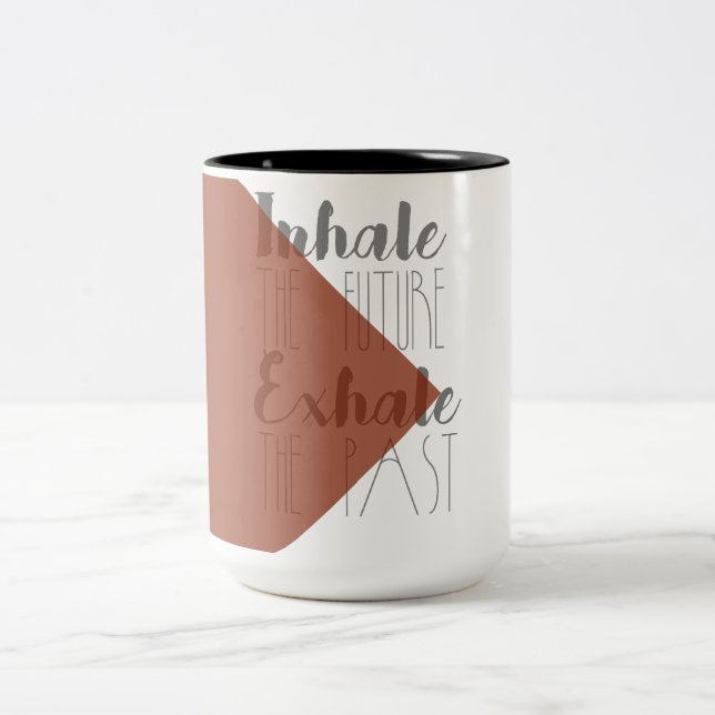 Caneca De Café Em Dois Tons Inalar o futuro, Exalar o passado | Mug moderno (Centro)
