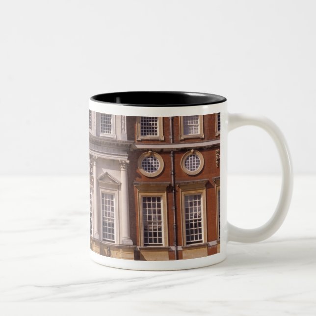 Caneca De Café Em Dois Tons Inglaterra, Surrey, Hampton Court Palace.2 (Direita)