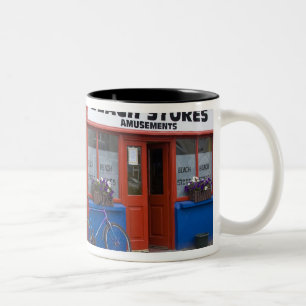 Caneca De Café Em Dois Tons Irlanda, Strandhill. Fachadas de lojas com bicicle