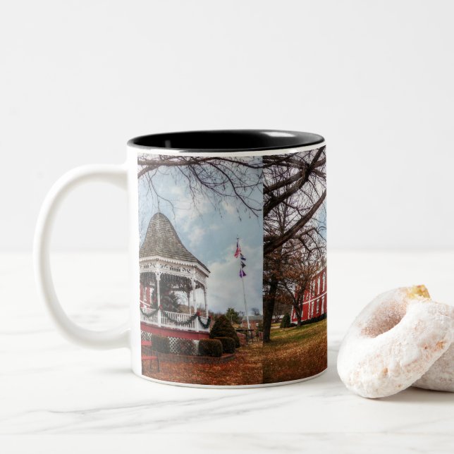 Caneca De Café Em Dois Tons Iron County Courthouse e Gazebo (Com Donut)