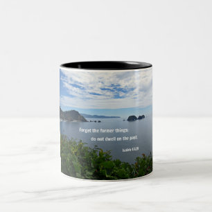 Caneca De Café Em Dois Tons Isaiah 43:18 Esqueça as coisas antigas; não...