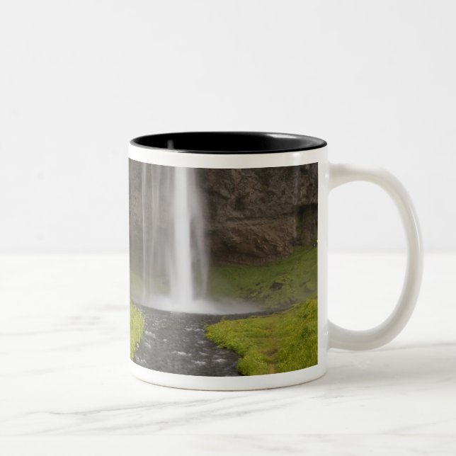 Caneca De Café Em Dois Tons Islândia. Pessoas atrás de Seljalandsfoss (Direita)