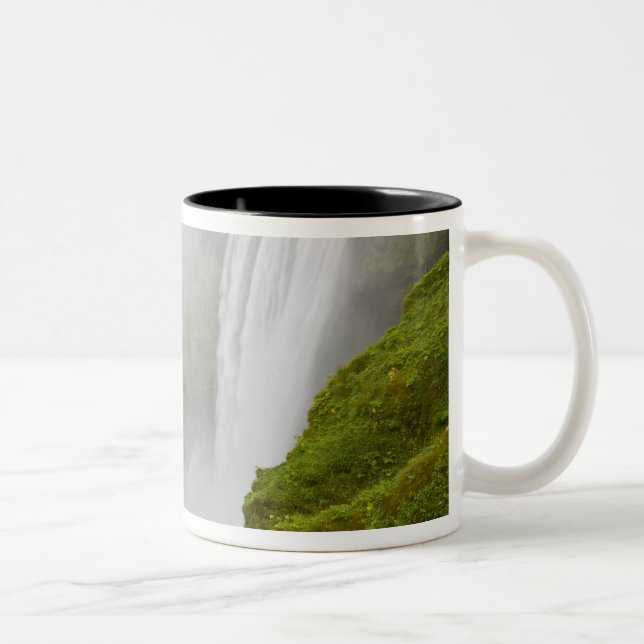 Caneca De Café Em Dois Tons Islândia. Skogarfoss Waterfall mergulha sobre uma (Direita)