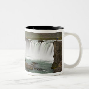 Caneca De Café Em Dois Tons Islândia. Vista das cataratas de Godafoss no