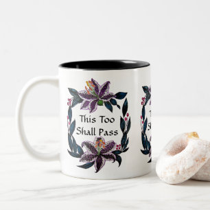 Caneca De Café Em Dois Tons "Isto demasiado passará" a grinalda do lírio da