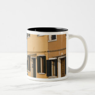 Caneca De Café Em Dois Tons Itália, Burano. Fileira colorida de casas e vazia