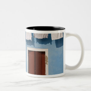Caneca De Café Em Dois Tons Itália, Burano. Prender a roupa suja e as janelas