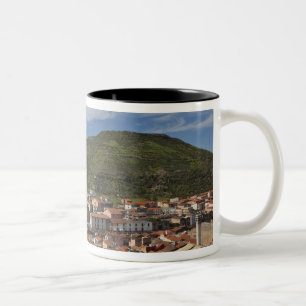 Caneca De Café Em Dois Tons Itália, Sardenha, Bosa. Vista urbana de Castello 