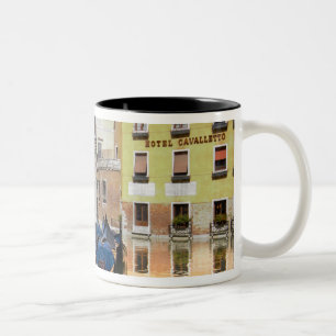 Caneca De Café Em Dois Tons Itália, Veneza, gondolas amarradas ao longo do ca