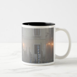 Caneca De Café Em Dois Tons Itália, Veneza. Uma fileira de gôndolas vistas atr