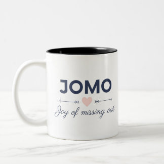 Caneca De Café Em Dois Tons JOMO - Alegria de ter desaparecido