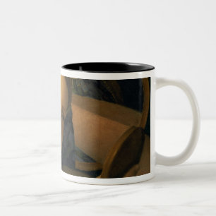 Caneca De Café Em Dois Tons Jovem mulher em seu toalete