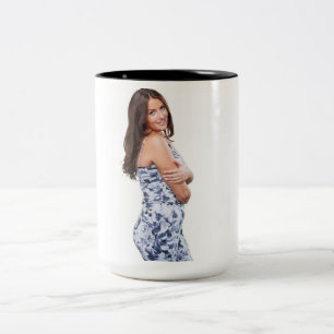 Caneca De Café Em Dois Tons Jovem Sorrindo De Café