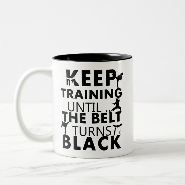 Caneca De Café Em Dois Tons Keep training until the belt turns black (Esquerda)