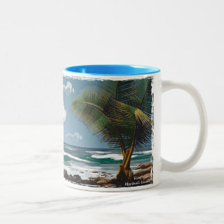 Caneca De Café Em Dois Tons Kwajalein, palma de Marshall Islands e praia