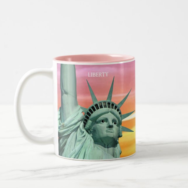 Caneca De Café Em Dois Tons Lady Liberty no Céu Rosa (Esquerda)