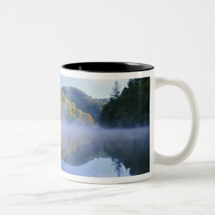 Caneca De Café Em Dois Tons Lago Millcreek e cores de outono ao nascer do sol,