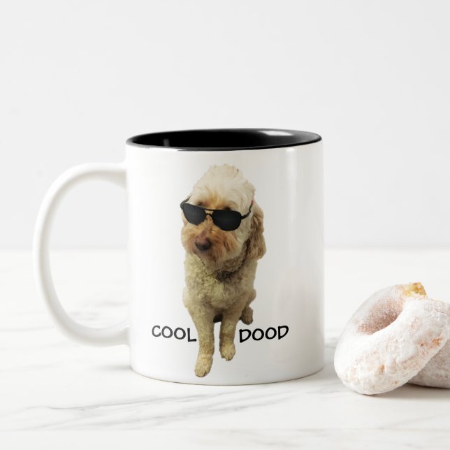 Caneca De Café Em Dois Tons Legal Dood, Goldendoodle com óculos de sol (Com Donut)