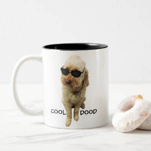 Caneca De Café Em Dois Tons Legal Dood, Goldendoododle com óculos escuros.