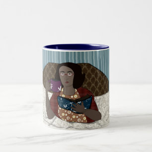 Caneca De Café Em Dois Tons Leitura da mulher na cama