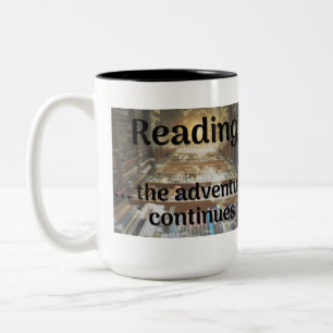 Caneca De Café Em Dois Tons Lendo, a aventura continua